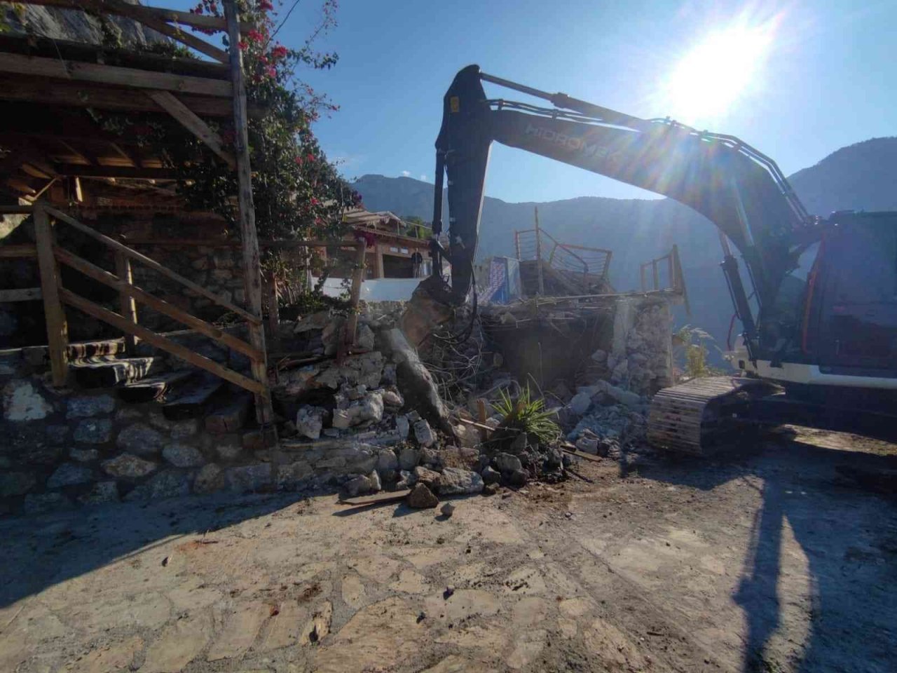 Fethiye’deki kaçak yapılar yıkıldı