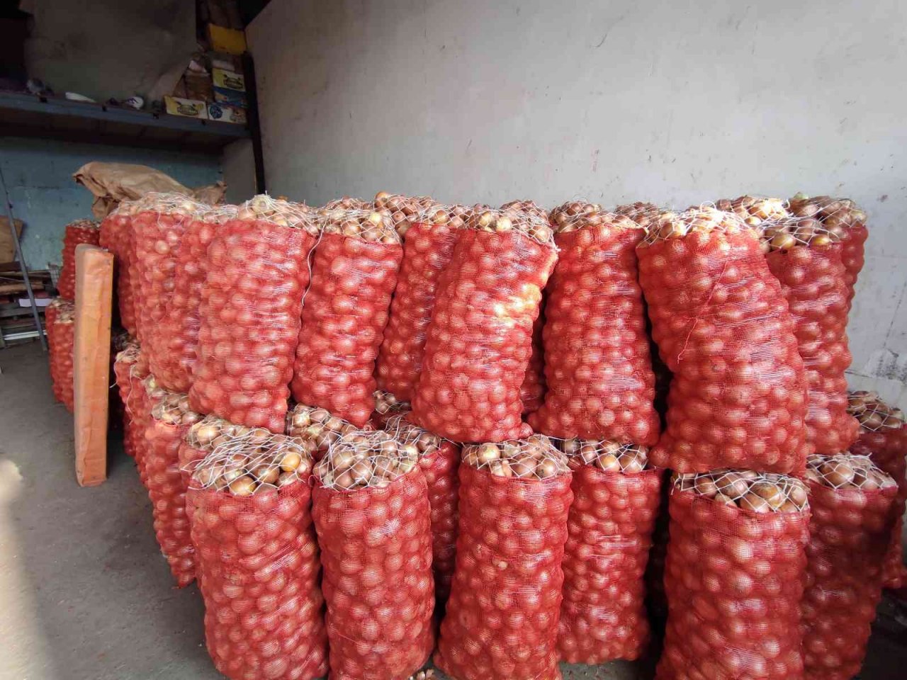 İstanbul’daki meyve ve sebze tezgahlarında bolluk yaşanıyor