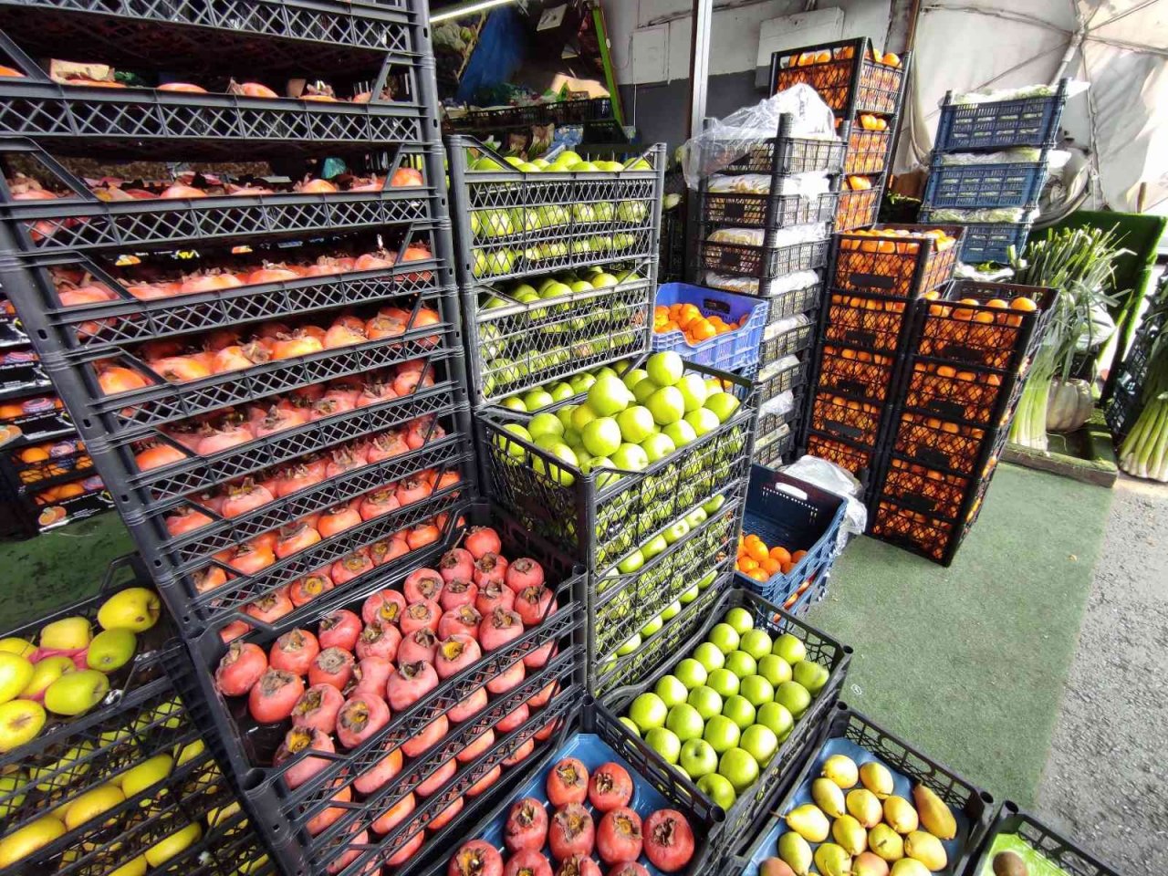 İstanbul’daki meyve ve sebze tezgahlarında bolluk yaşanıyor