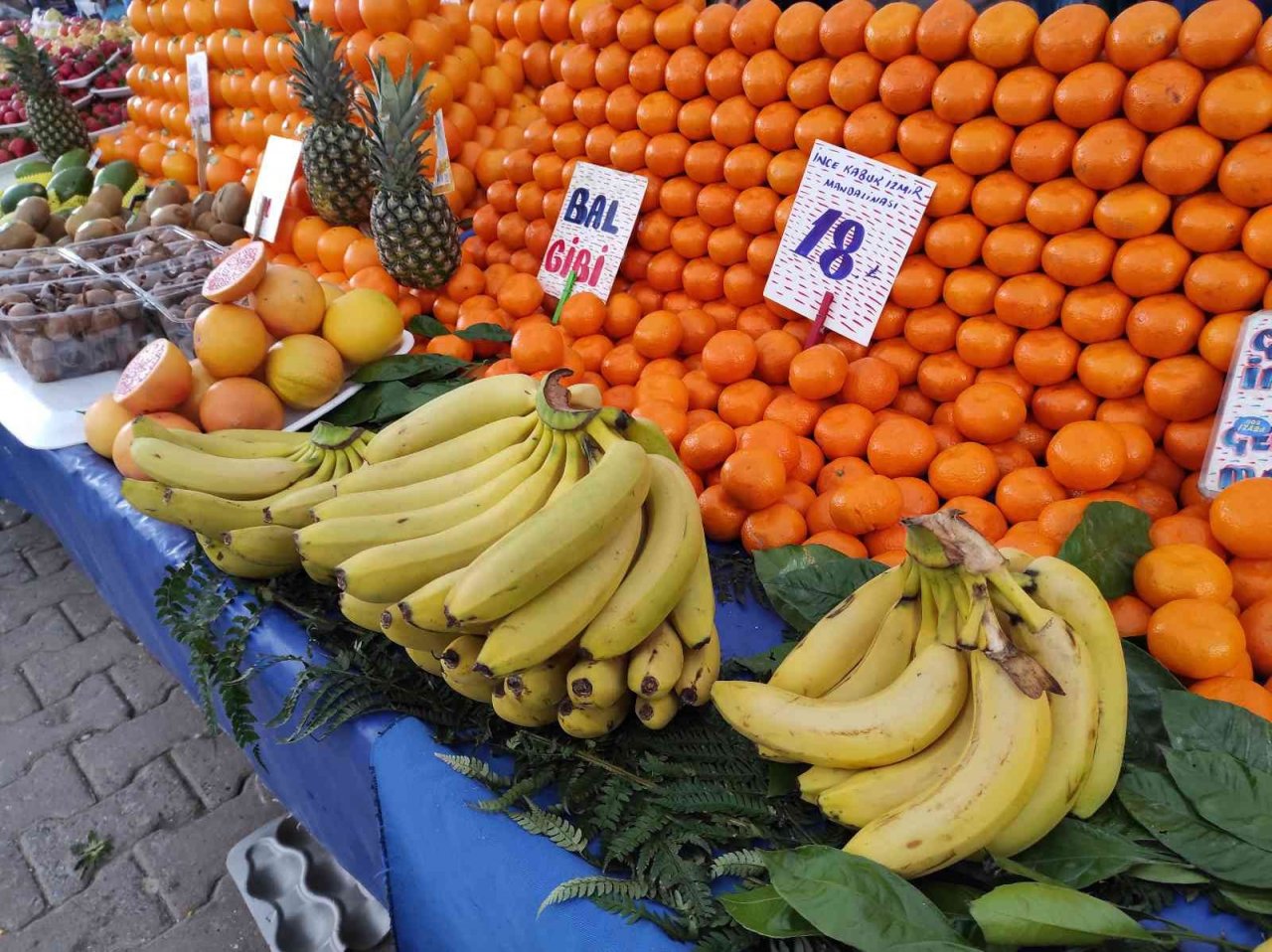 İstanbul’daki meyve ve sebze tezgahlarında bolluk yaşanıyor