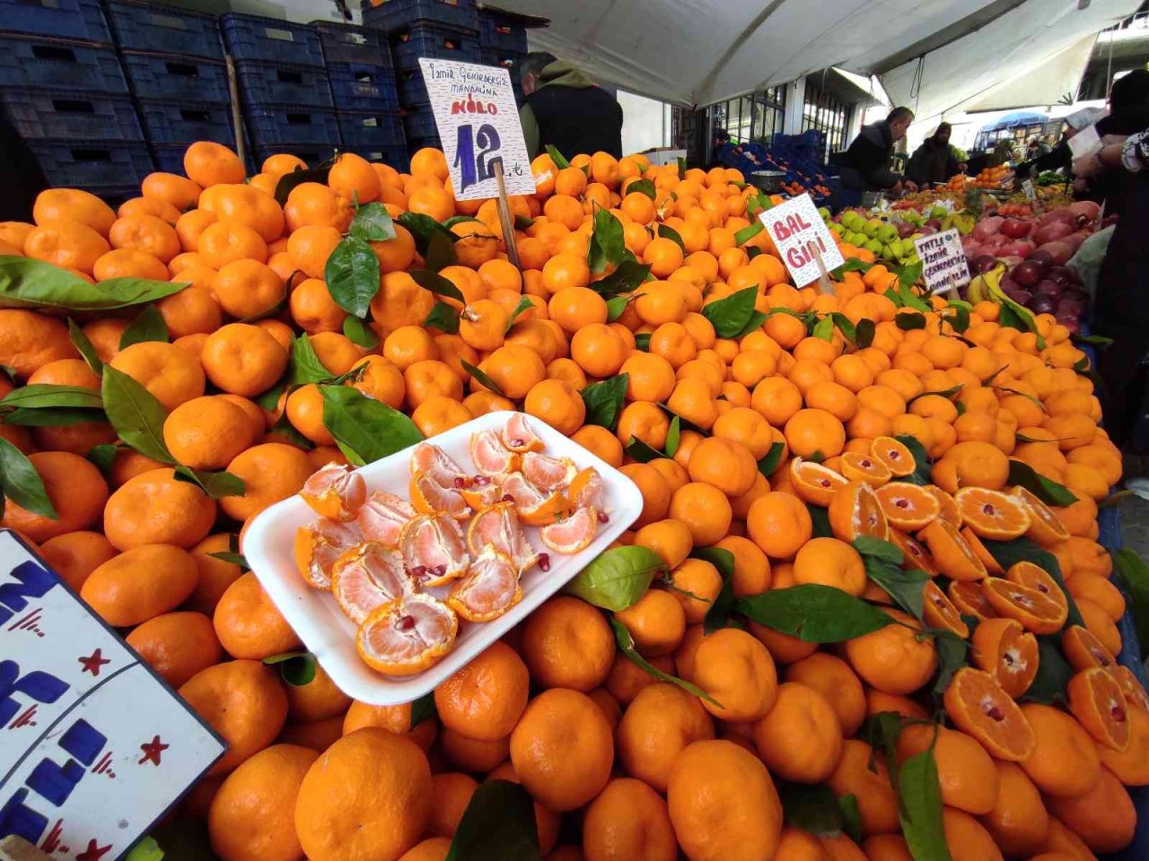 İstanbul’daki meyve ve sebze tezgahlarında bolluk yaşanıyor