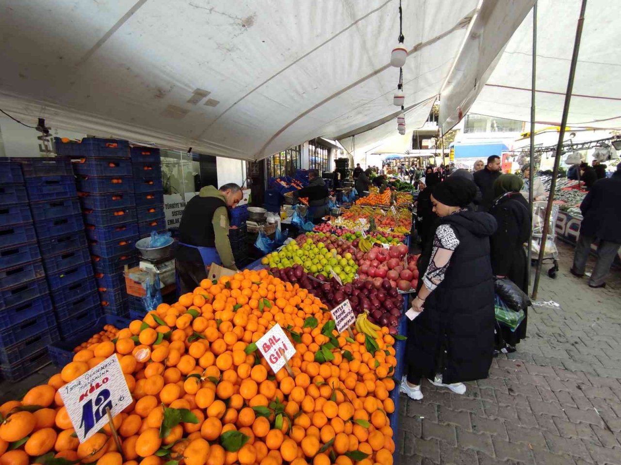 İstanbul’daki meyve ve sebze tezgahlarında bolluk yaşanıyor