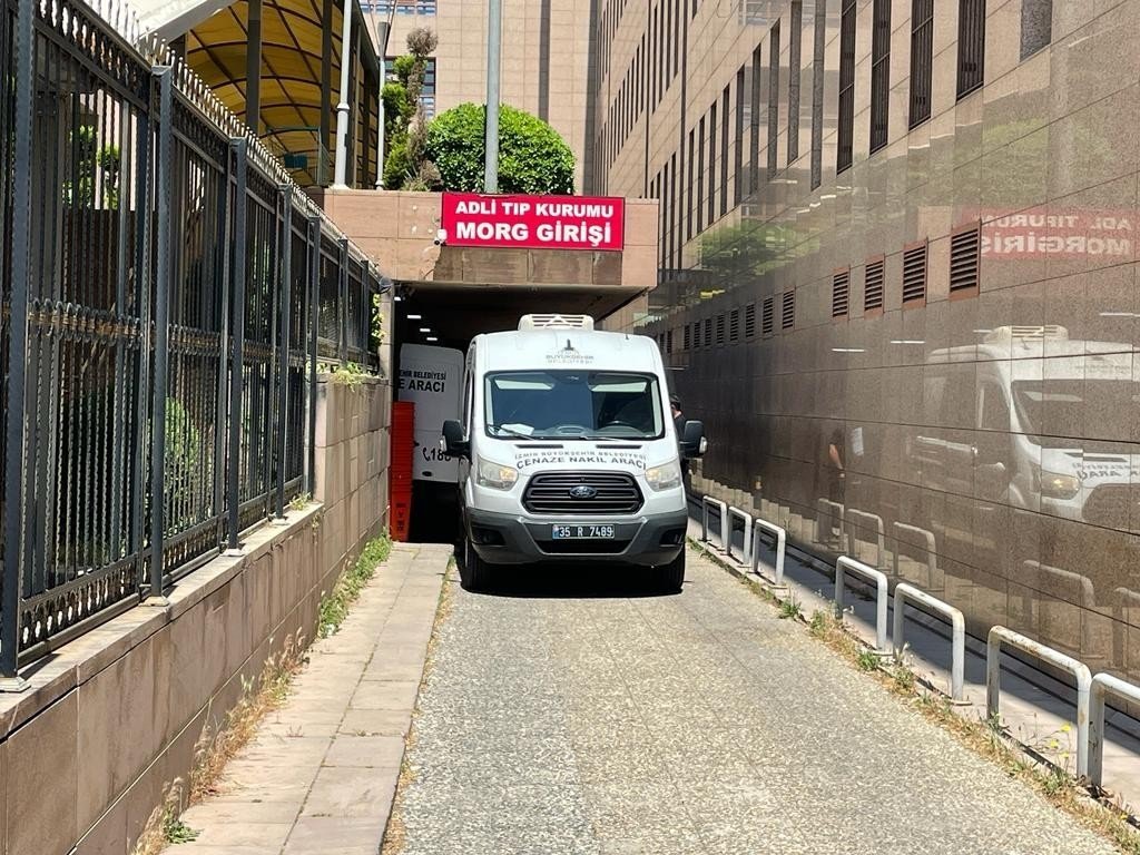 Barışmayı kabul etmeyince eşini 22 bıçak darbesiyle öldürmüş