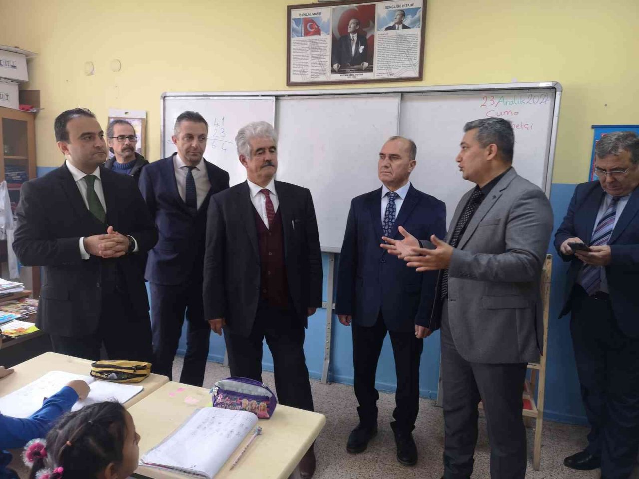 "Balık Sağlıktır, Balık Başarıdır" sloganıyla öğrencilere balık ekmek dağıtıldı