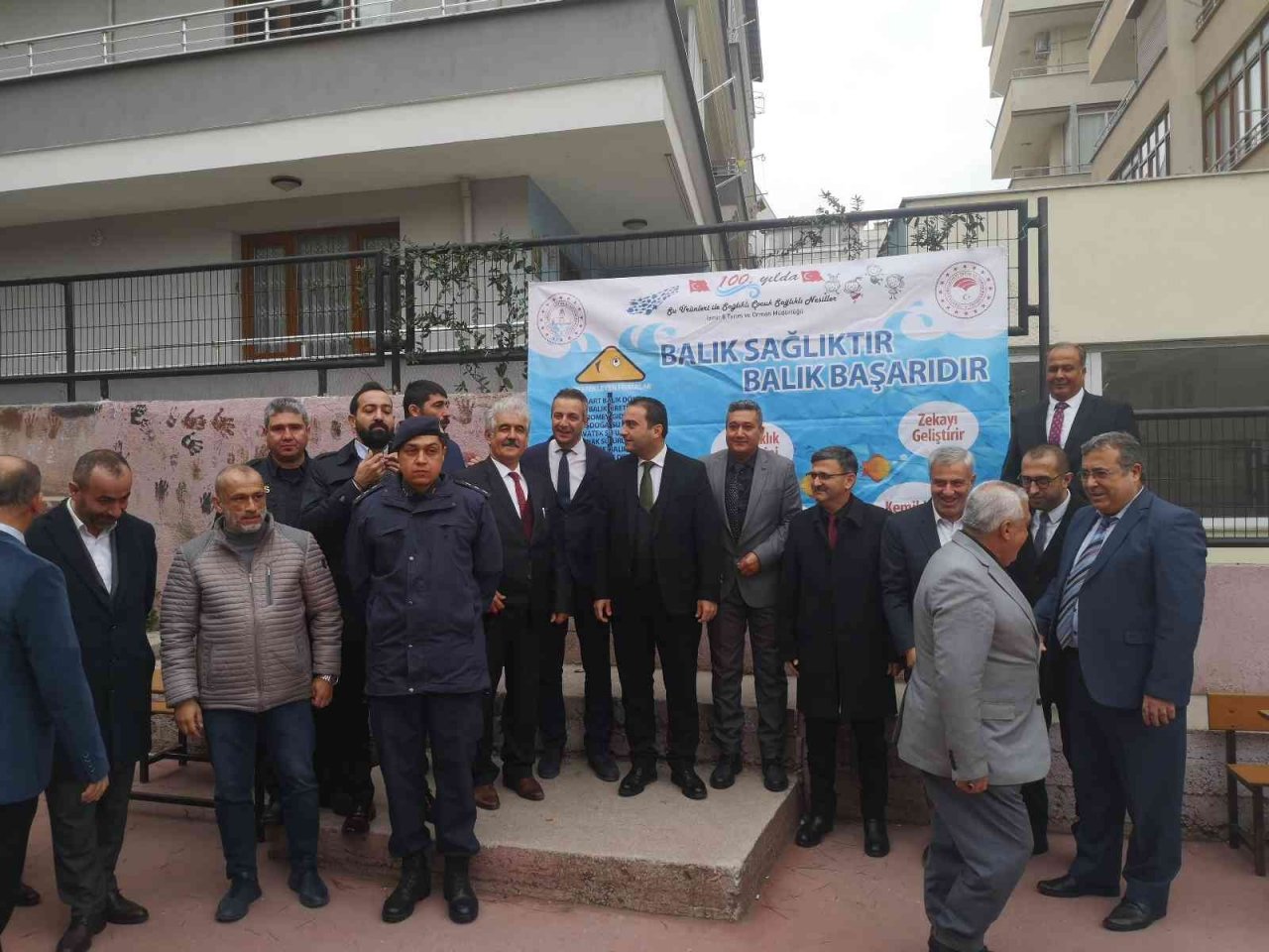 "Balık Sağlıktır, Balık Başarıdır" sloganıyla öğrencilere balık ekmek dağıtıldı