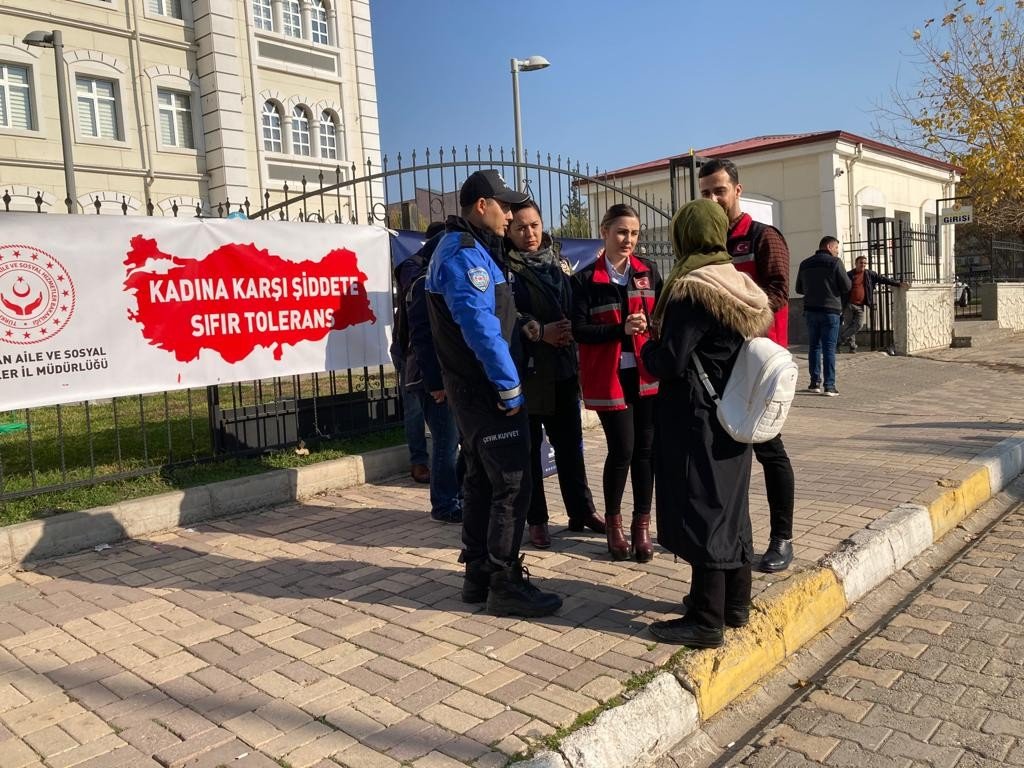 Kahta’da kadına şiddete karşı farkındalık etkinliği