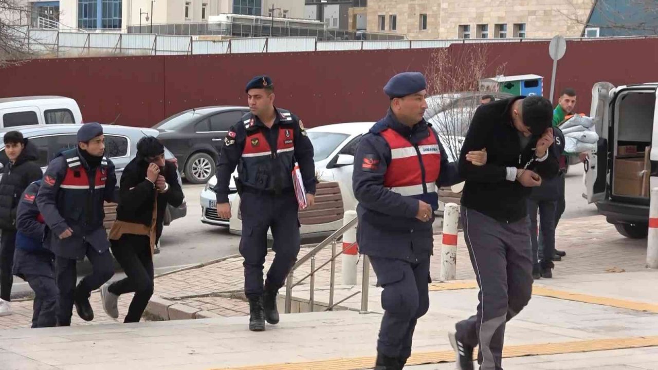 Çaldıkları kalorifer peteklerini satamadan yakalandılar