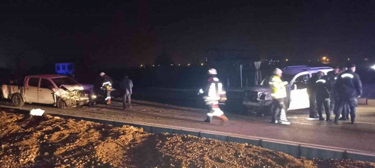 Hafif ticari araçla pikap çarpıştı: 2 yaralı