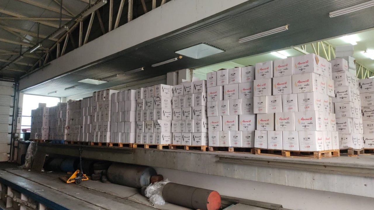 Mersin’de yakalanan 5 tır kaçak içki imhaya gönderildi