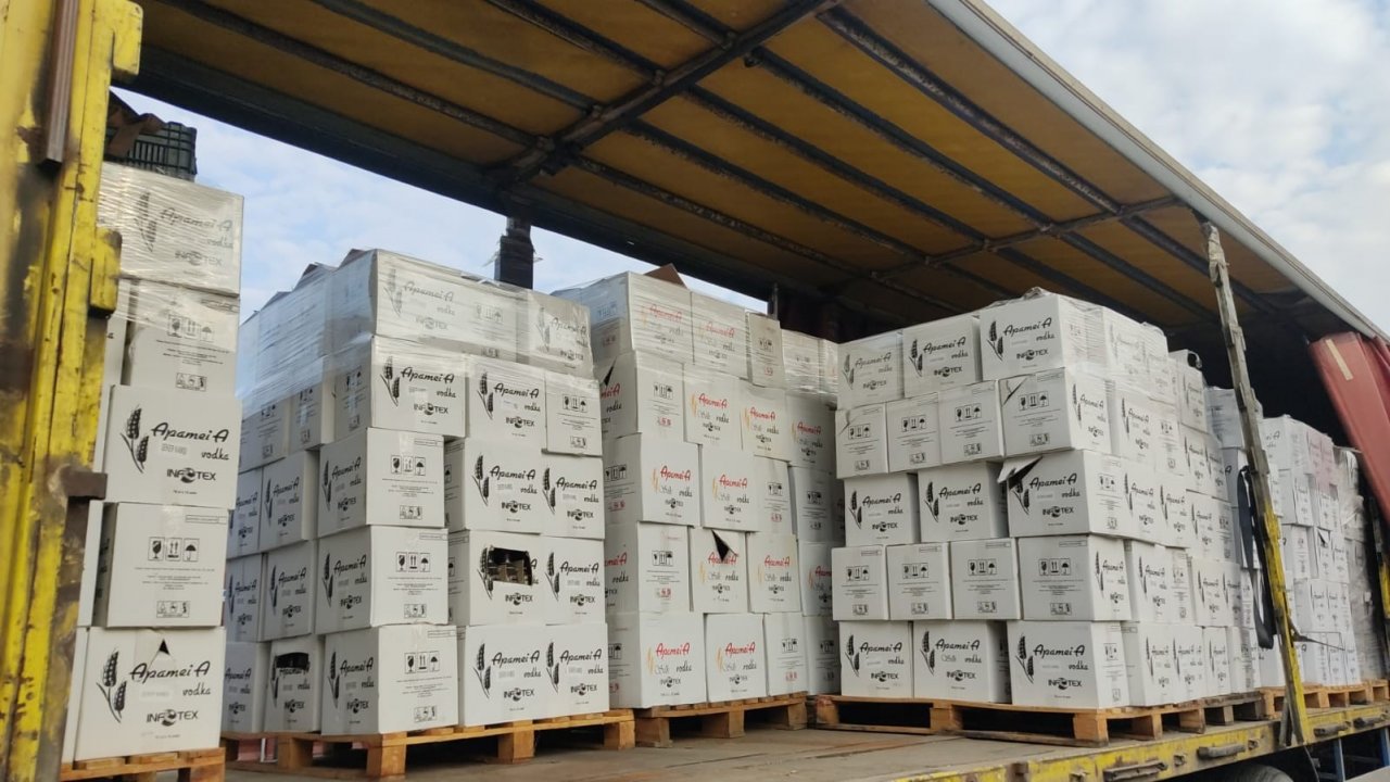 Mersin’de yakalanan 5 tır kaçak içki imhaya gönderildi