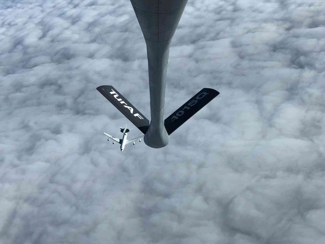NATO’ya ait E-3A AWACS uçağına yakıt ikmali