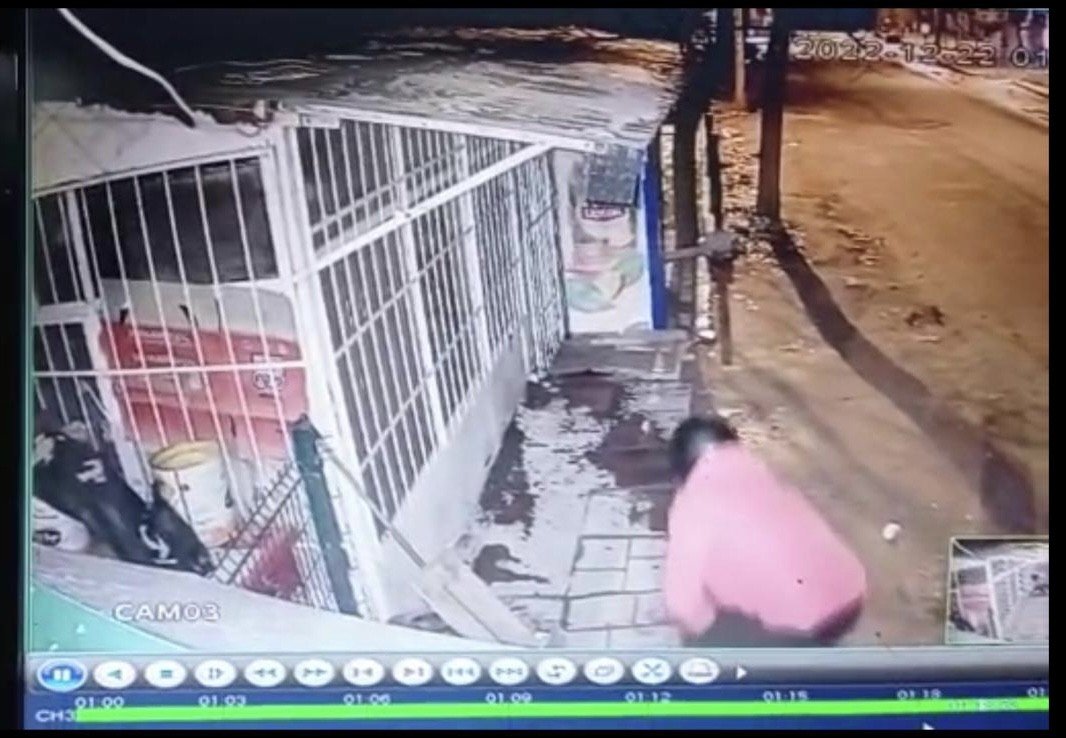 Büfeyi benzin dökerek yaktı