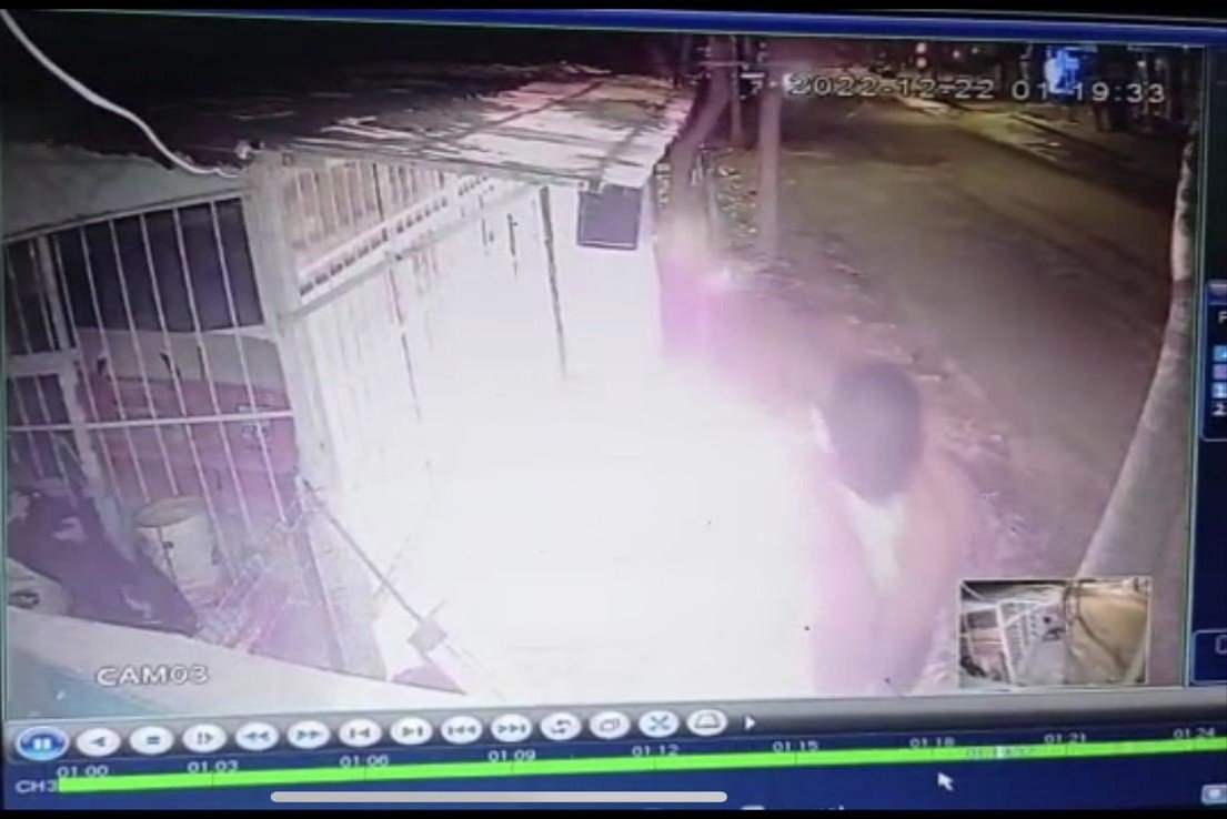 Büfeyi benzin dökerek yaktı