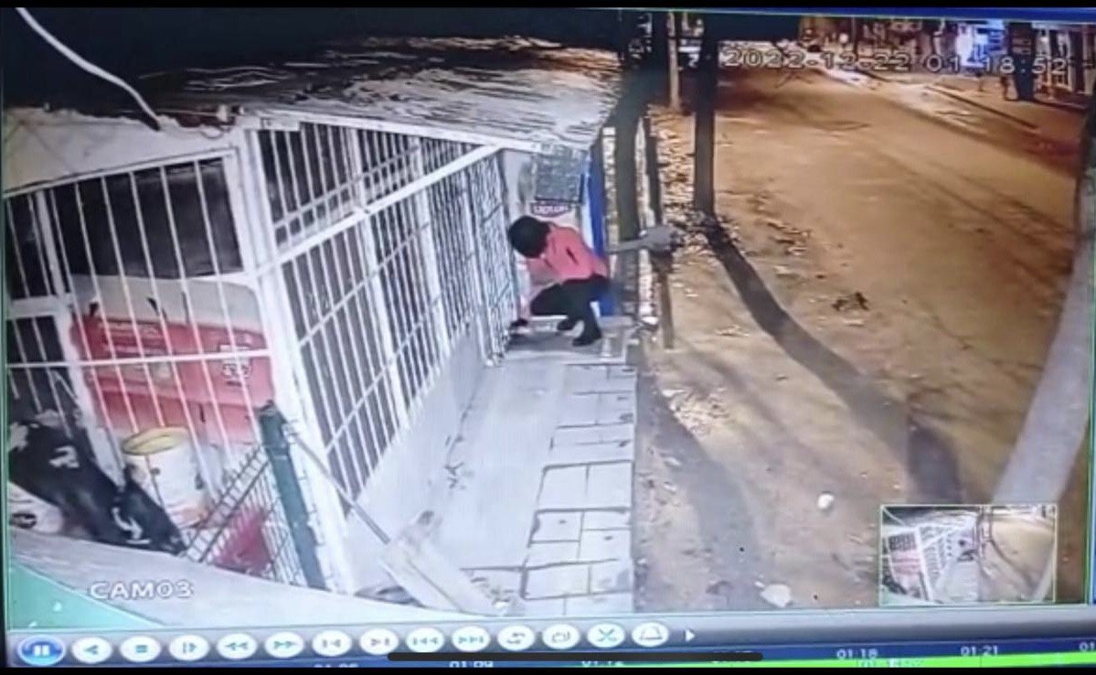 Büfeyi benzin dökerek yaktı