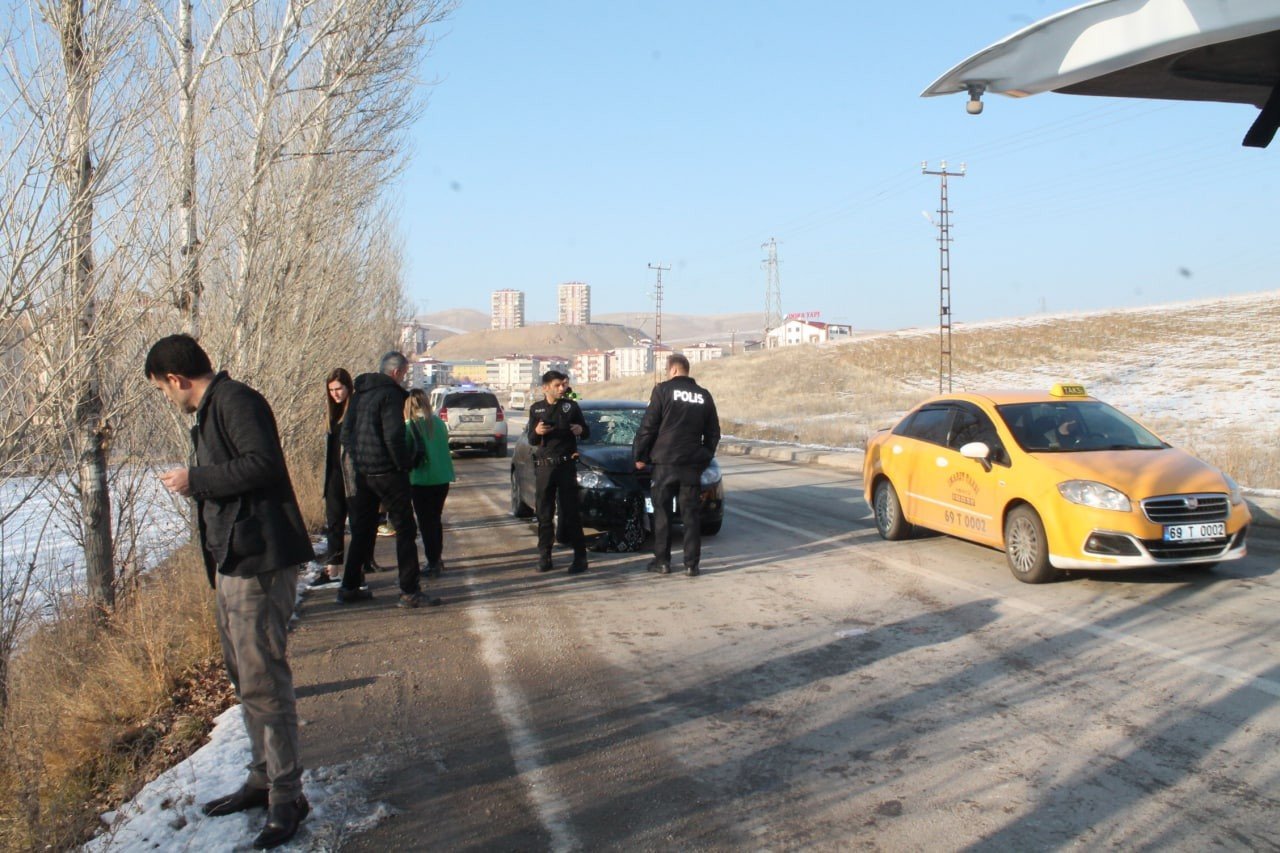 Otomobilin çarptığı kadın yaralandı