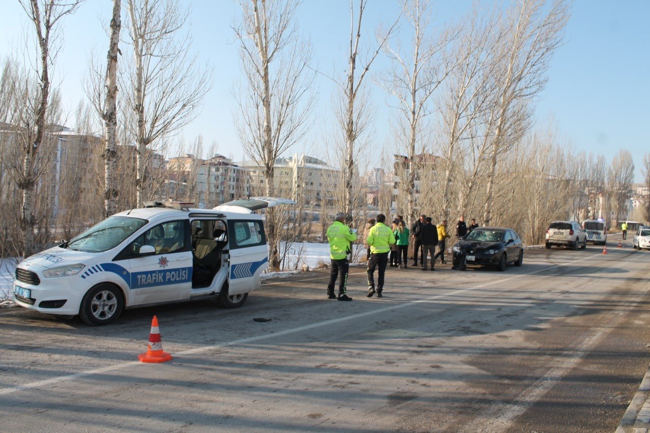 Otomobilin çarptığı kadın yaralandı