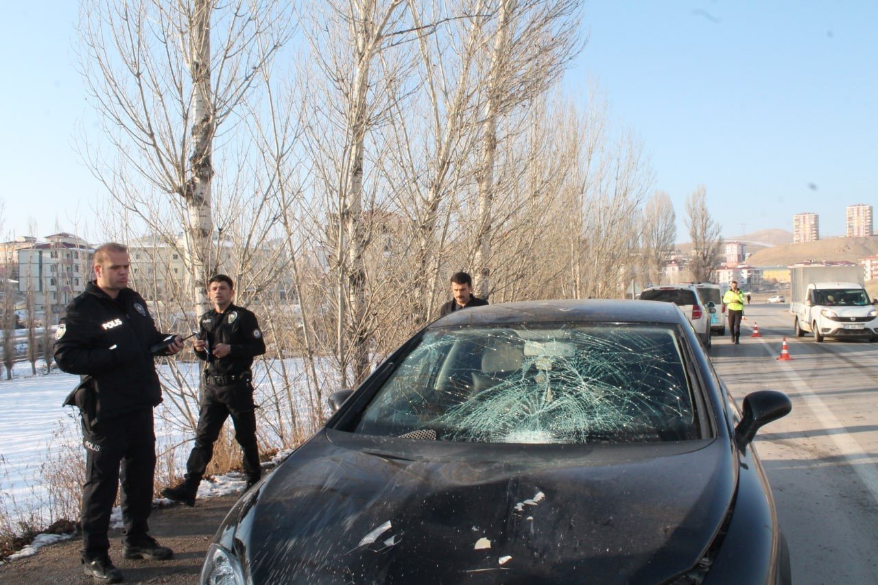 Otomobilin çarptığı kadın yaralandı