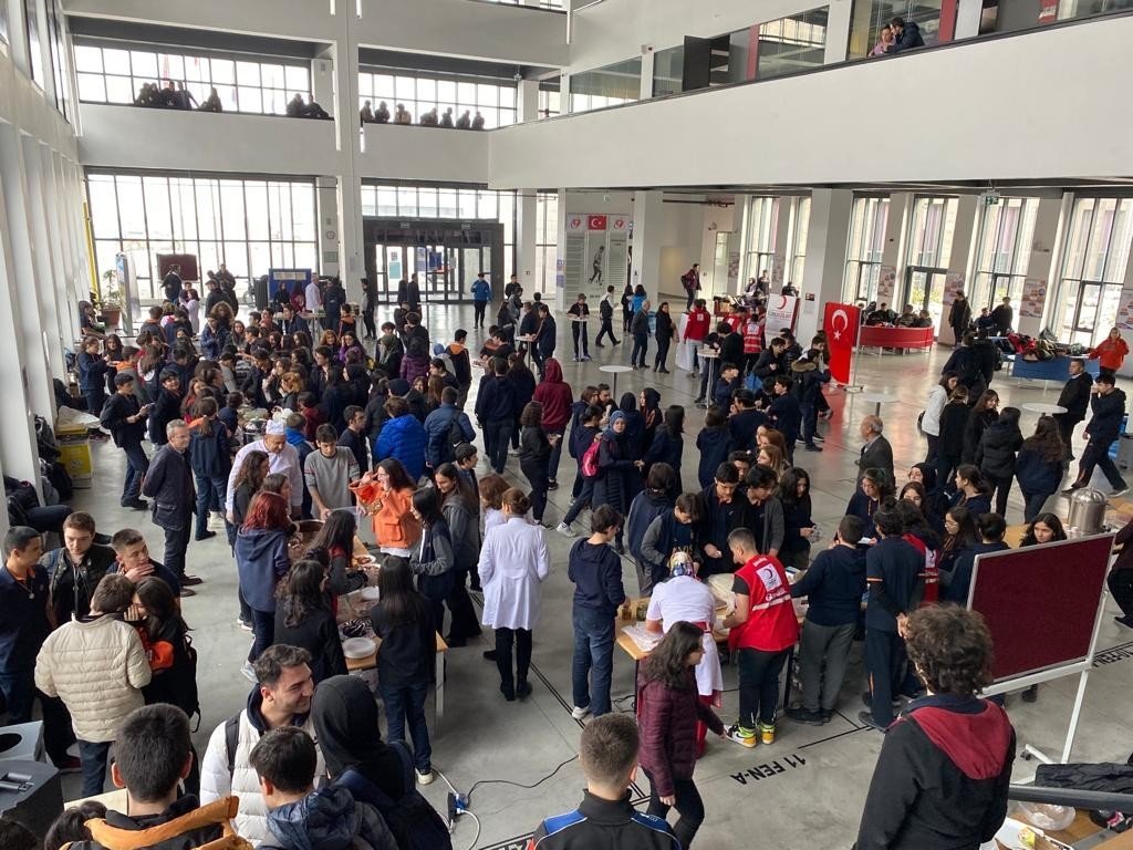 Tekden Lisesi’nden örnek davranış