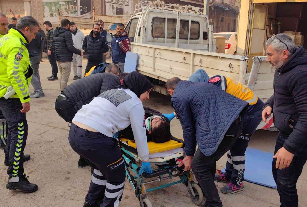 Park halindeki kamyonete çarpan sürücü ağır yaralandı