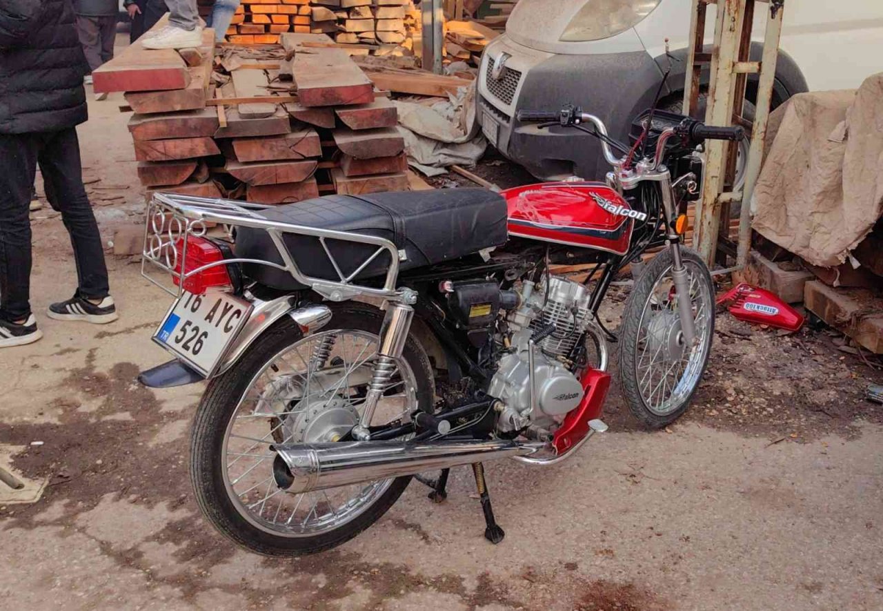 Park halindeki kamyonete çarpan sürücü ağır yaralandı