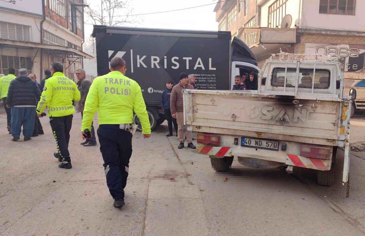 Park halindeki kamyonete çarpan sürücü ağır yaralandı