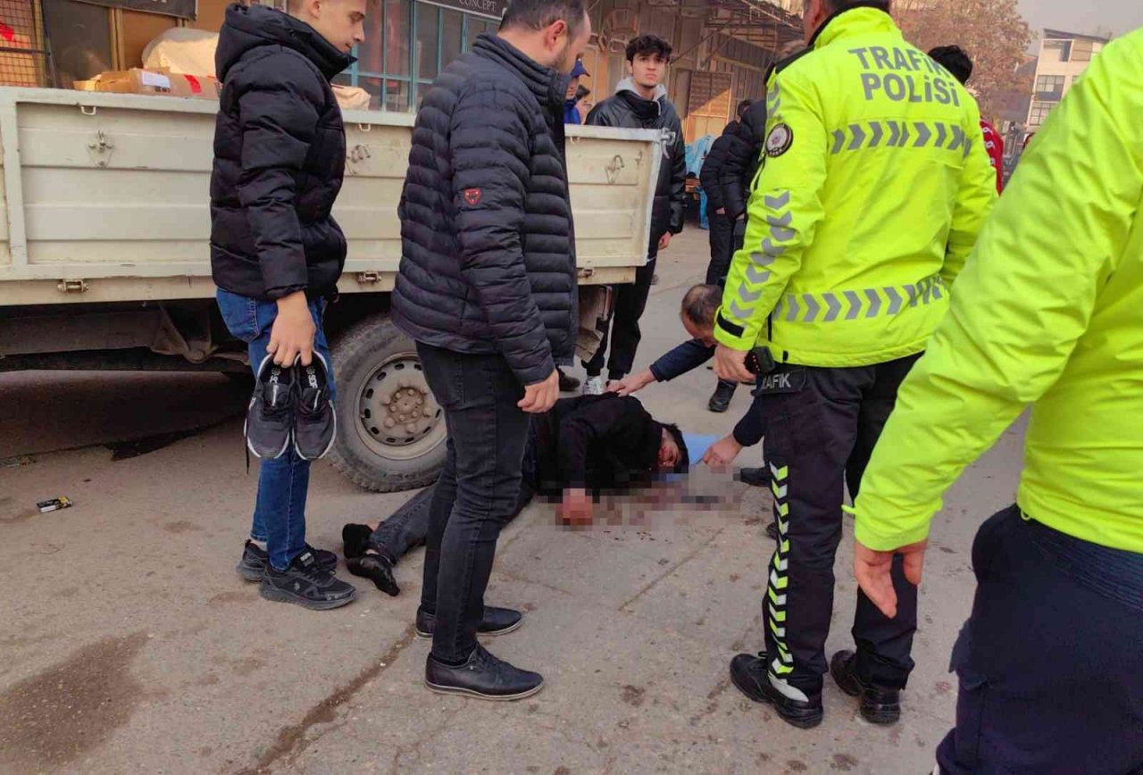 Park halindeki kamyonete çarpan sürücü ağır yaralandı