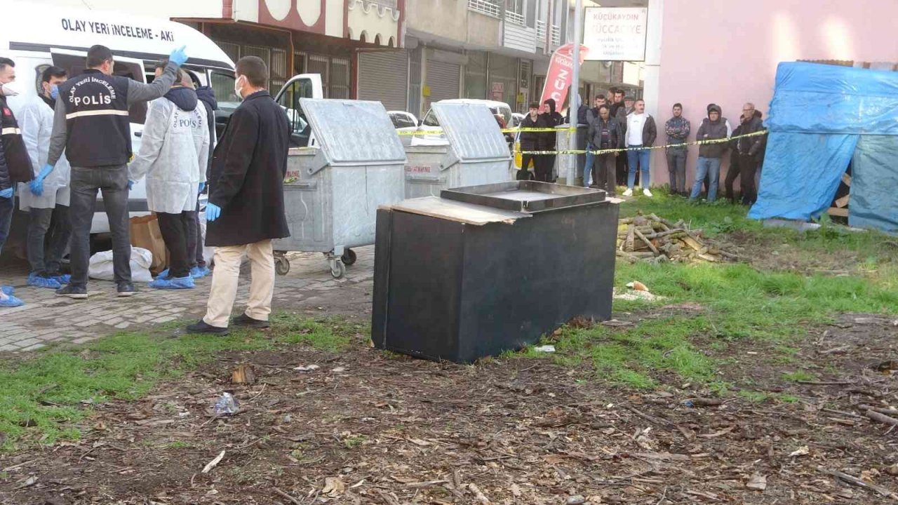 Sandık içerisinde kokmuş erkek cesedi bulundu