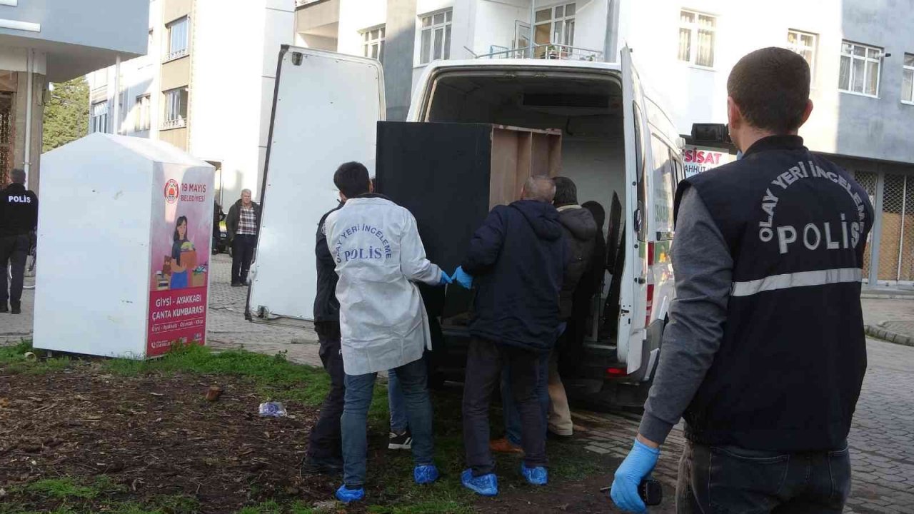 Sandık içerisinde kokmuş erkek cesedi bulundu