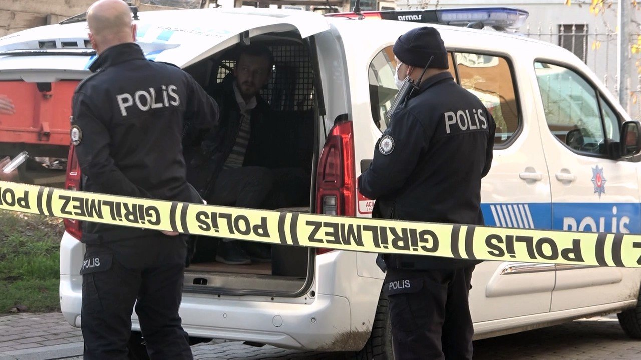 Sandık içerisinde kokmuş erkek cesedi bulundu