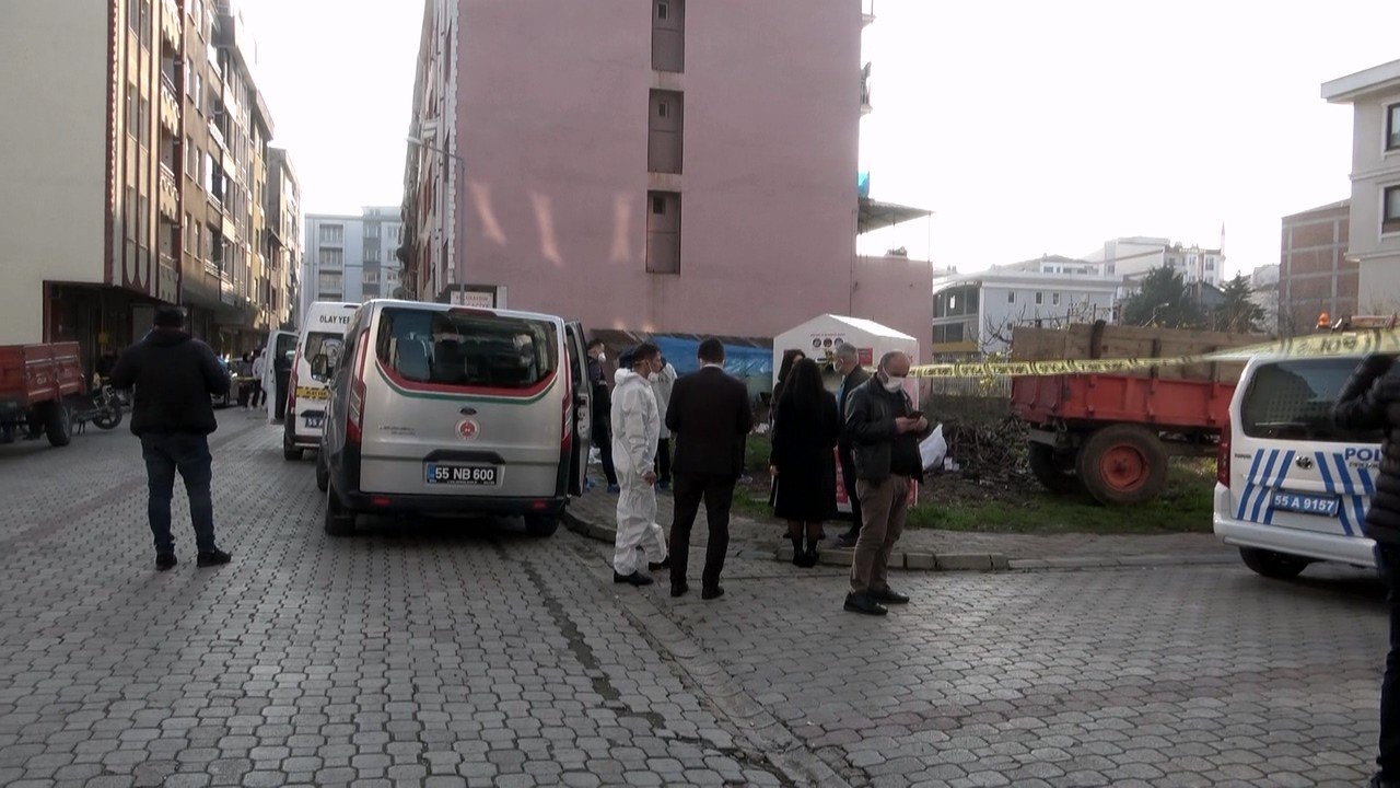 Sandık içerisinde kokmuş erkek cesedi bulundu