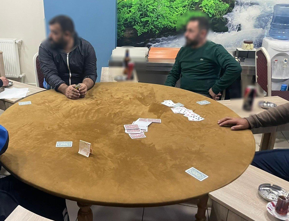 Sancaktepe’de kıraathanede kumar oynayanlara 18 bin 190 TL ceza