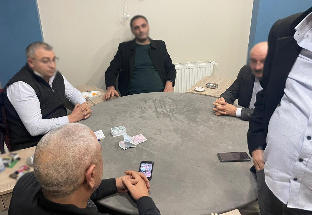 Sancaktepe’de kıraathanede kumar oynayanlara 18 bin 190 TL ceza