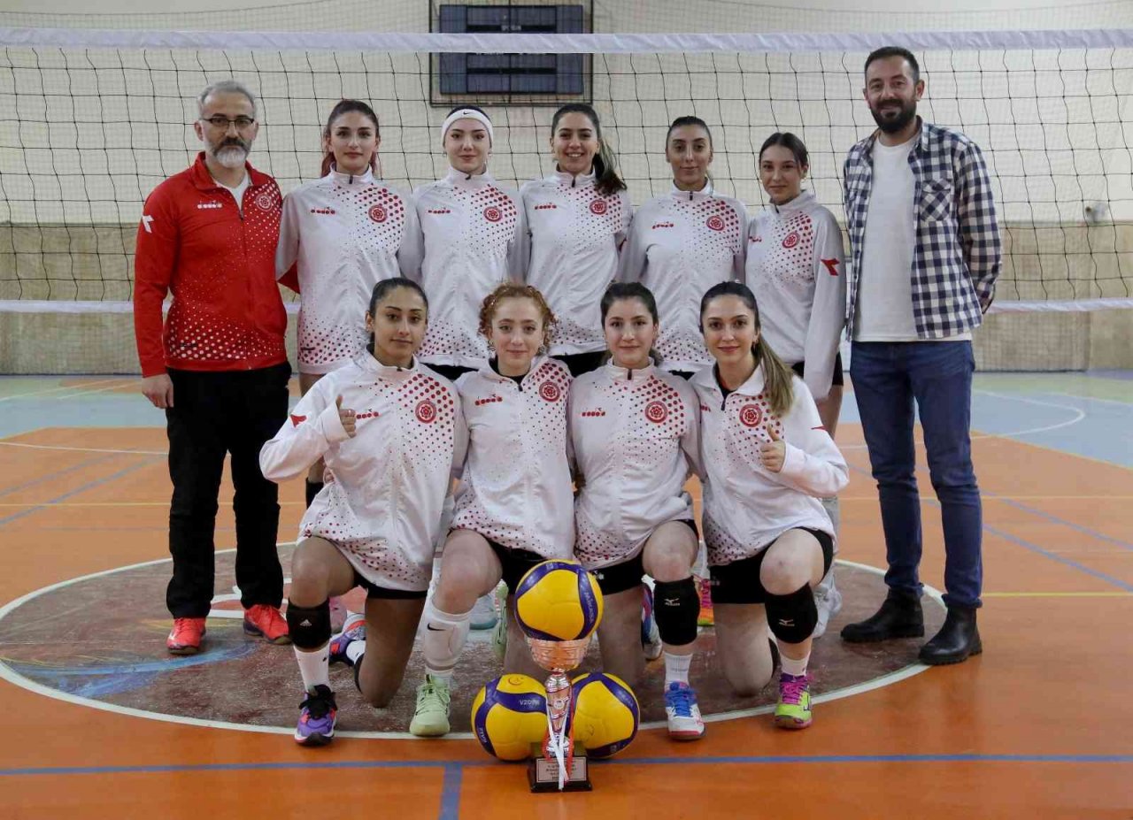 SCÜ voleybol takımı adım adım Süper Lig’e yürüyor