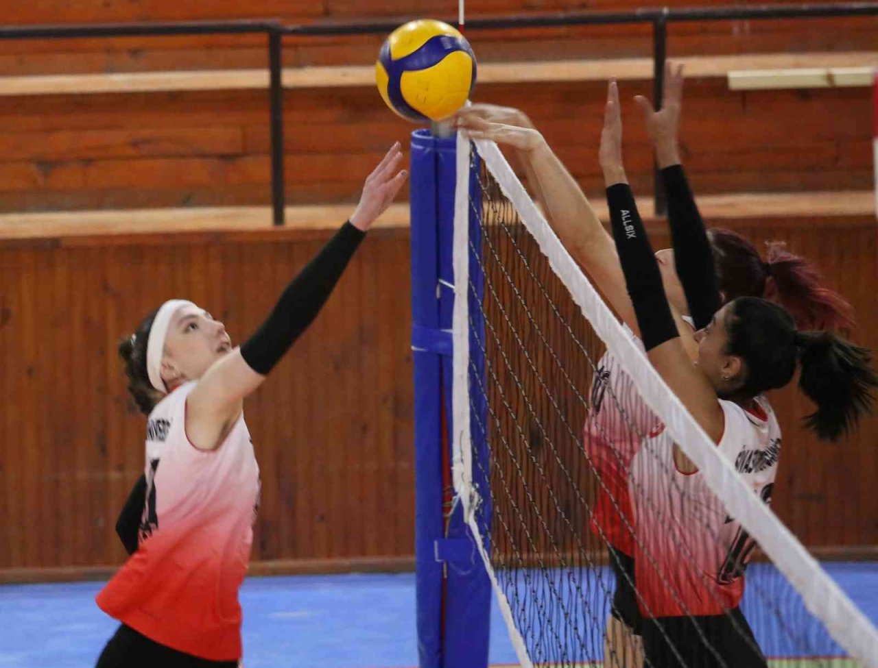 SCÜ voleybol takımı adım adım Süper Lig’e yürüyor