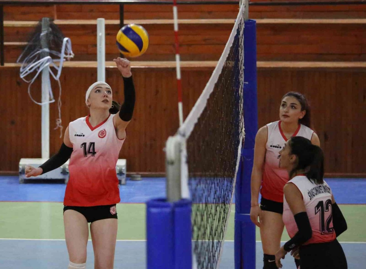 SCÜ voleybol takımı adım adım Süper Lig’e yürüyor