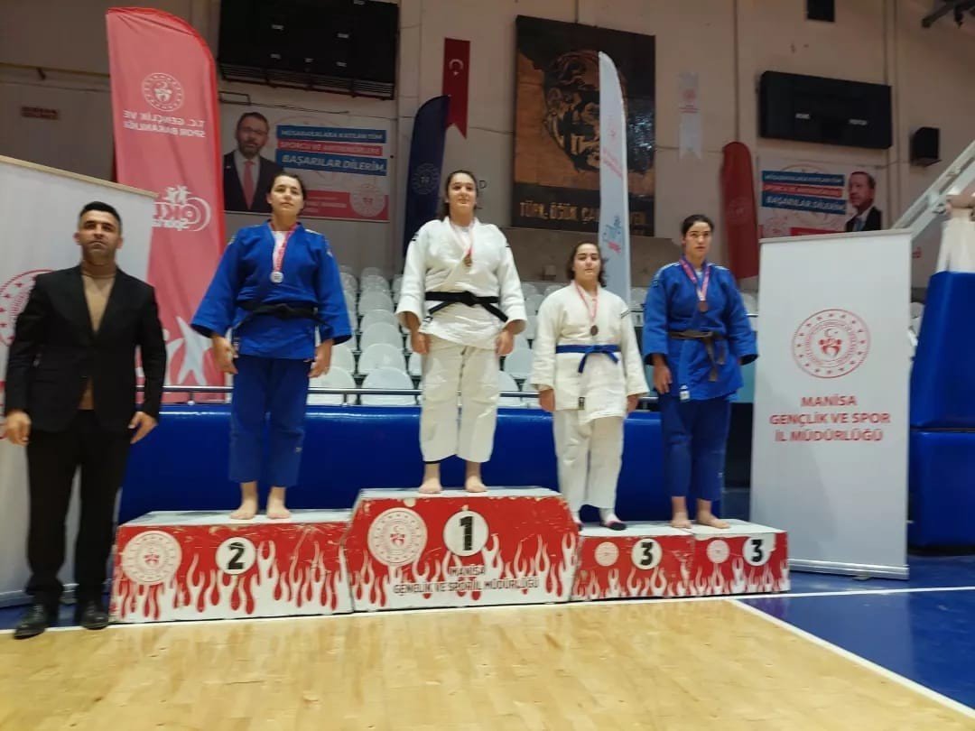 Yunusemreli gençlerden 18 madalya