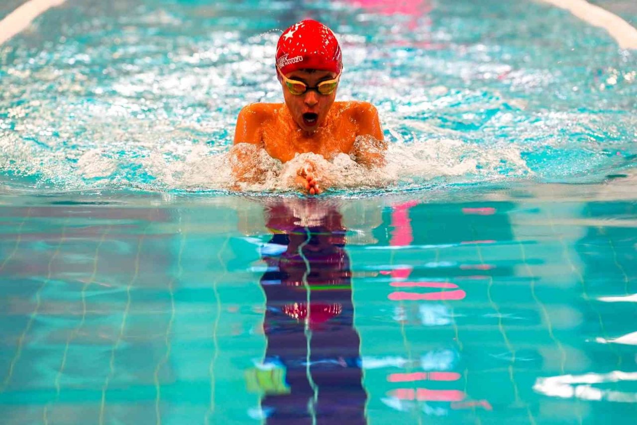 555 sporcu, kurtuluş günü için kulaç atıyor