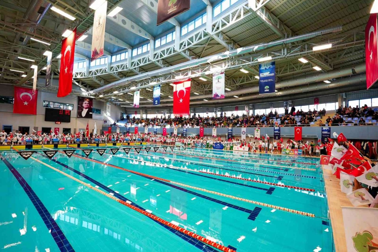 555 sporcu, kurtuluş günü için kulaç atıyor