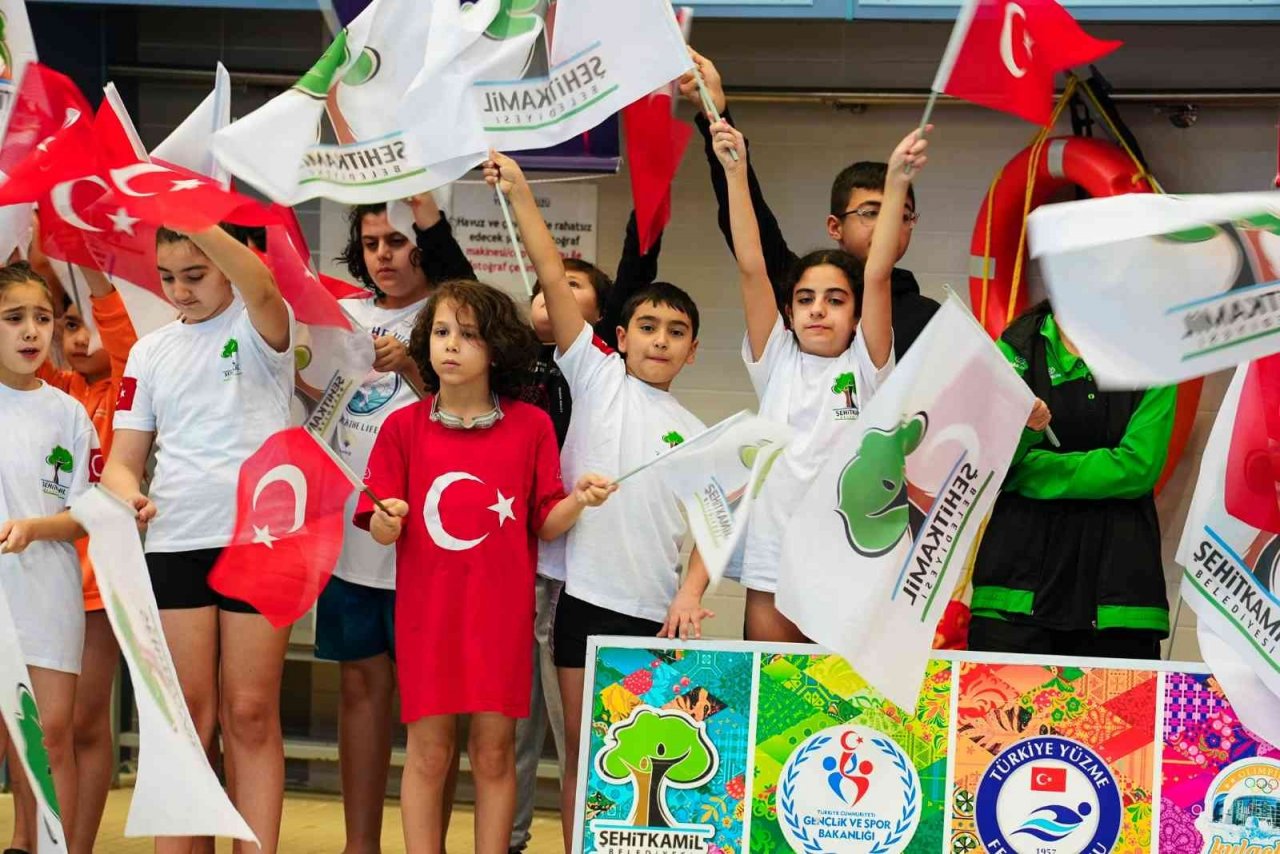 555 sporcu, kurtuluş günü için kulaç atıyor