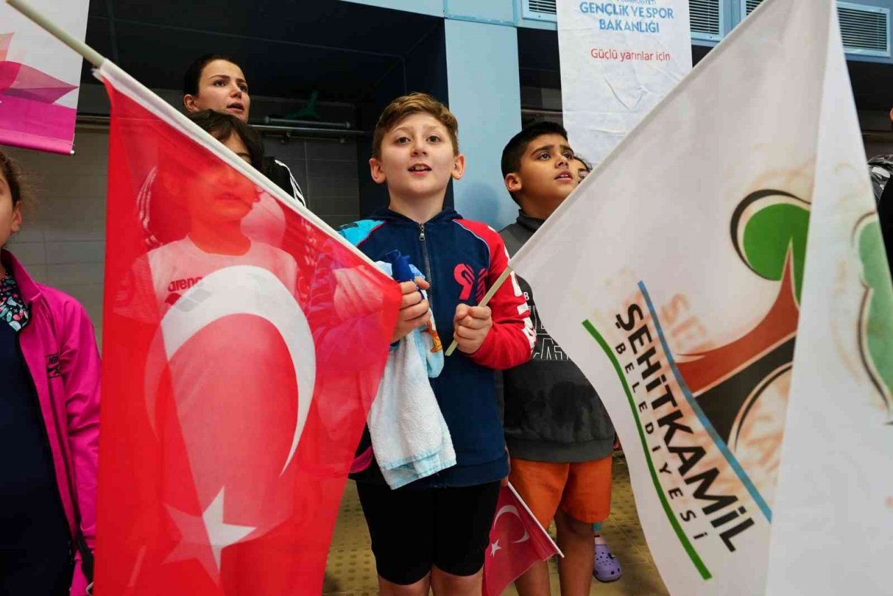 555 sporcu, kurtuluş günü için kulaç atıyor