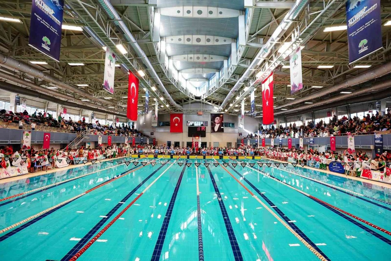 555 sporcu, kurtuluş günü için kulaç atıyor