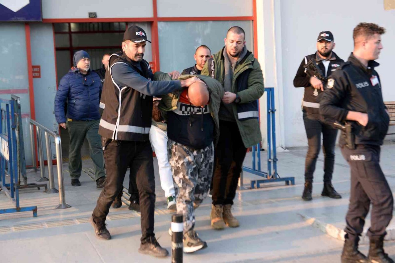 4 cinayete karışan çete lideri Adana’ya getirildi