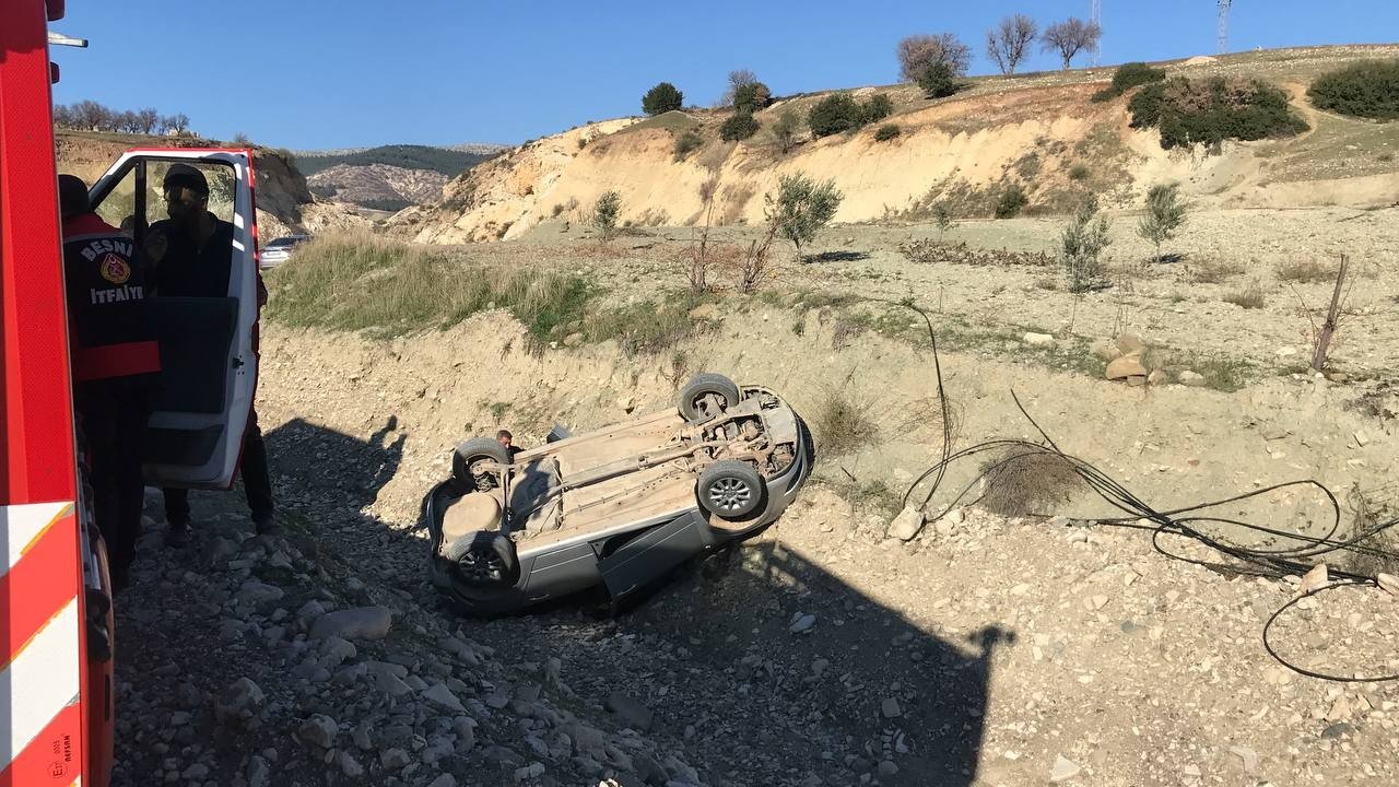 Otomobil şarampole devrildi: 4 yaralı