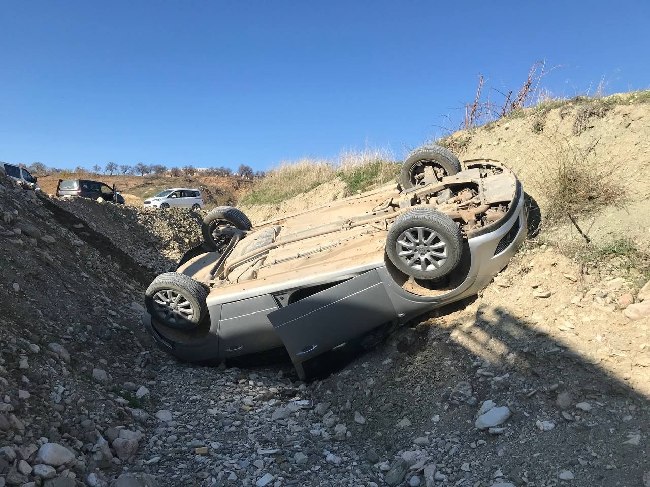 Otomobil şarampole devrildi: 4 yaralı