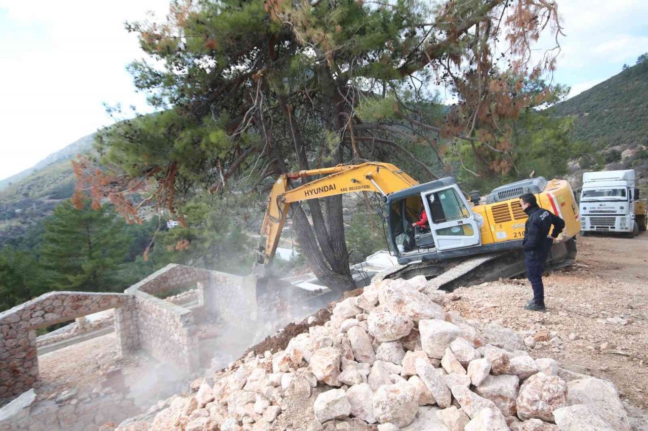 Antalya’nın Kaş ilçesinde 12 kaçak yapı yıkıldı