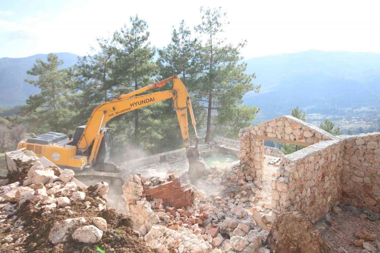 Antalya’nın Kaş ilçesinde 12 kaçak yapı yıkıldı