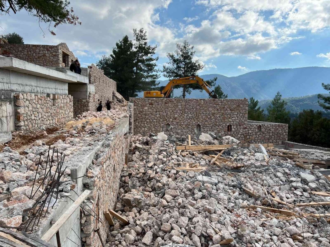 Antalya’nın Kaş ilçesinde 12 kaçak yapı yıkıldı
