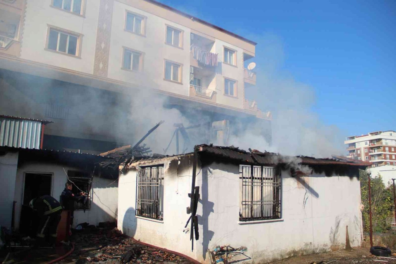 Antalya’da yaşlı adamın evi ve biriktirdiği kira parası yandı