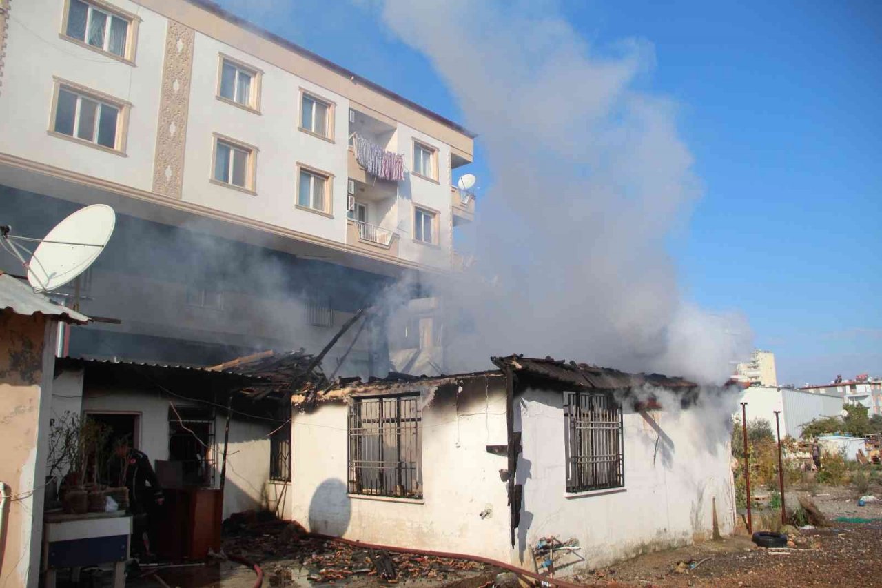 Antalya’da yaşlı adamın evi ve biriktirdiği kira parası yandı