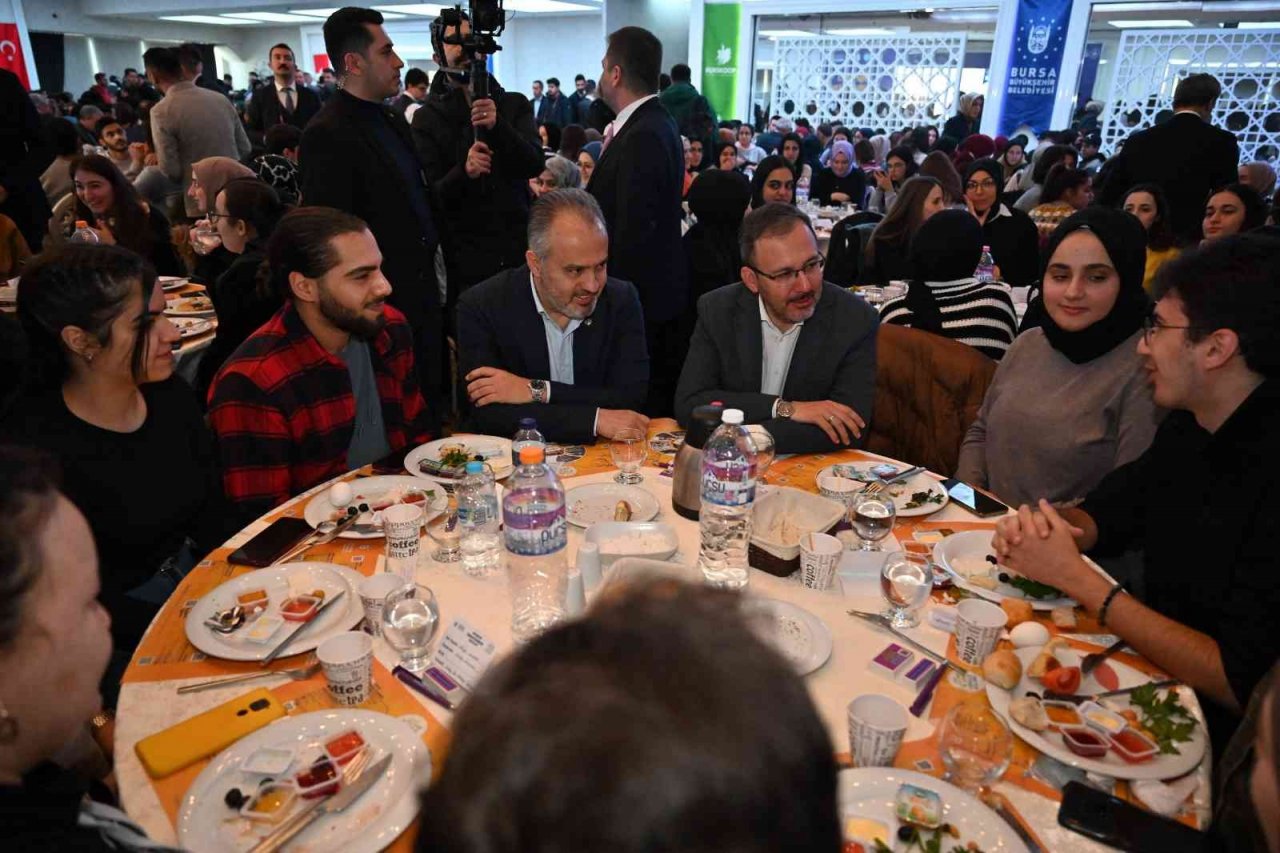 Bakan Kasapoğlu ve Başkan Aktaş gençlerle buluştu